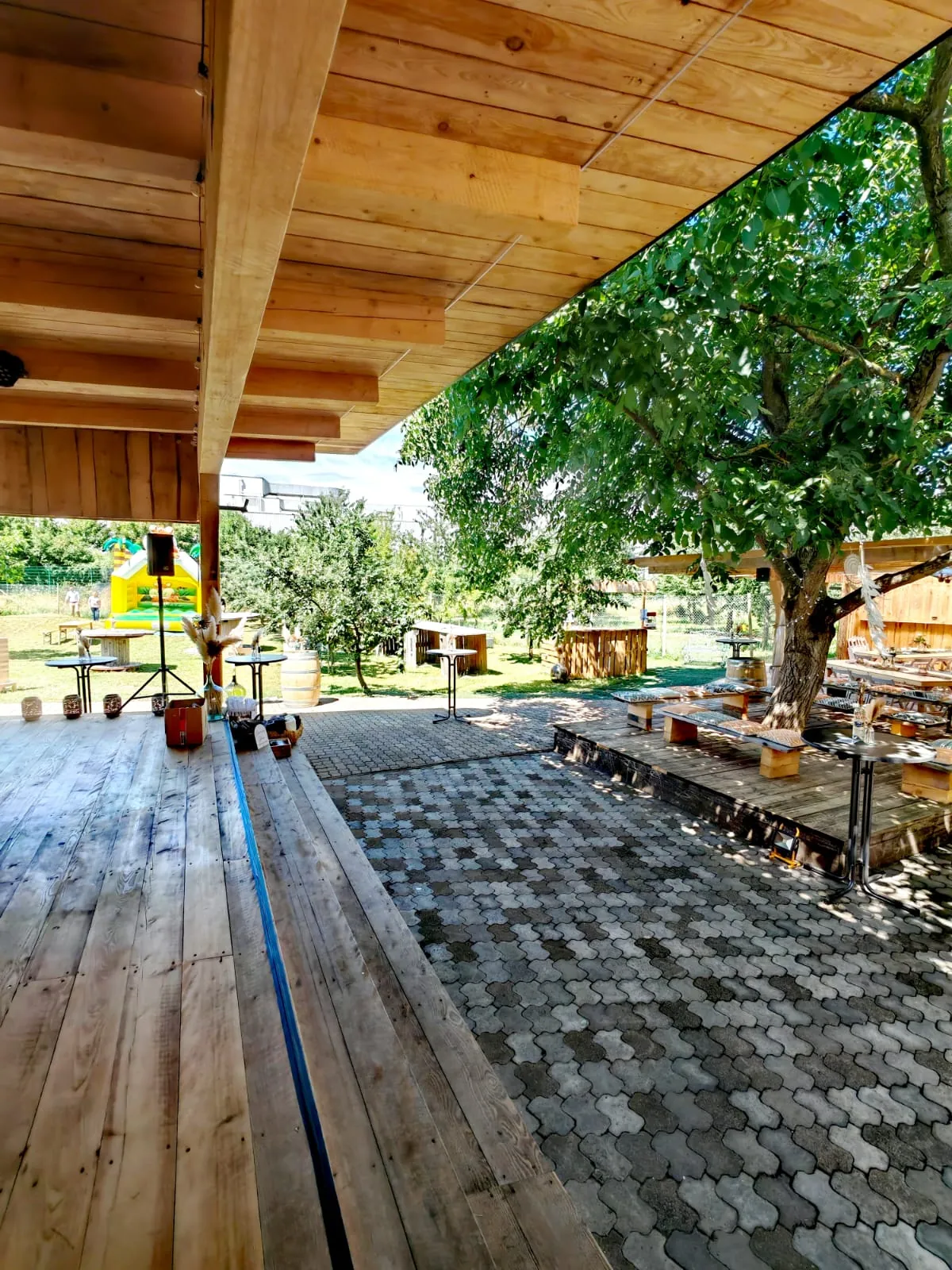 Blick von der Bühne über den Hof zur Streuobstwiese