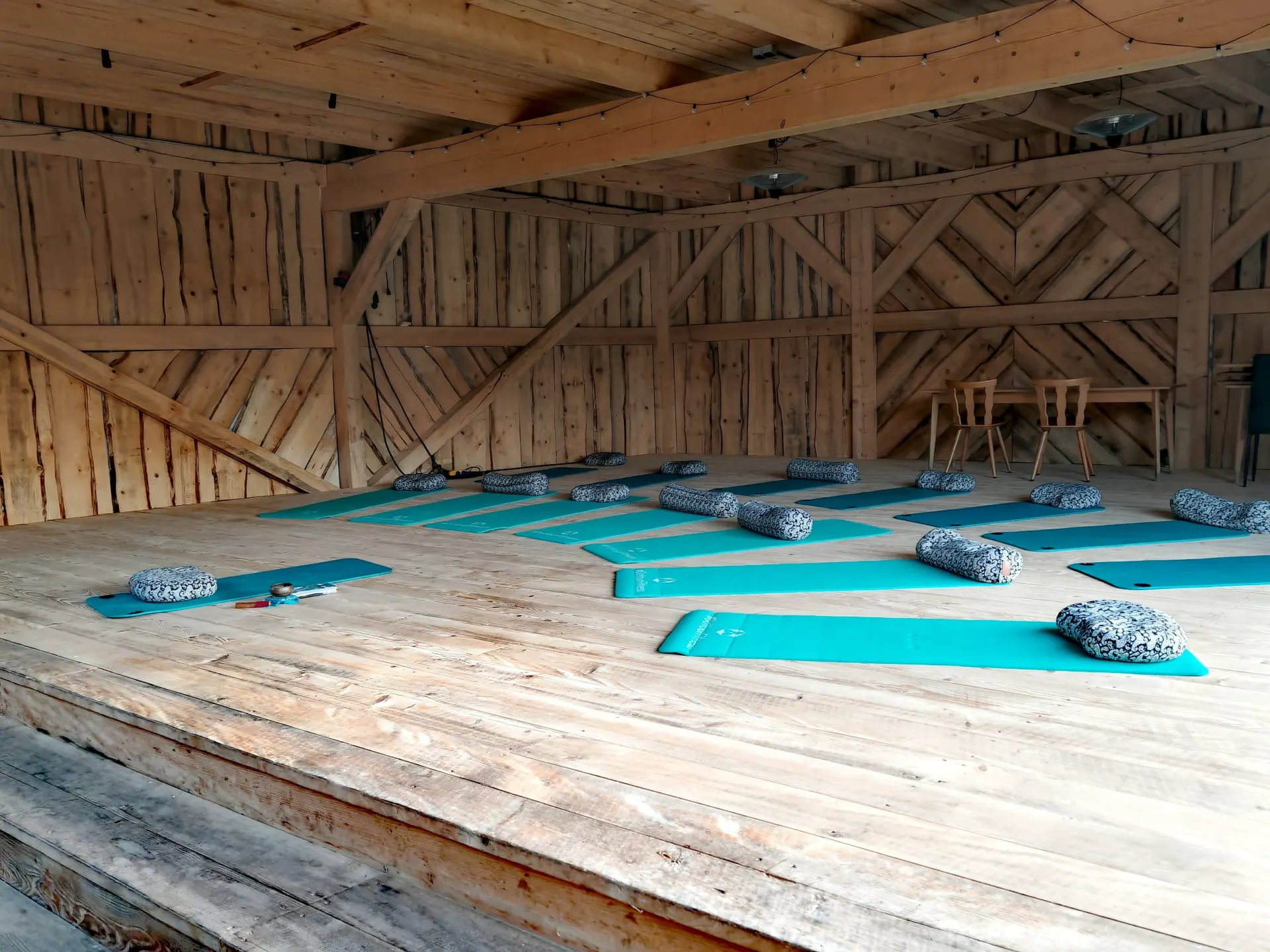 Yogamatten auf dem Holzboden der Bühnenhalle